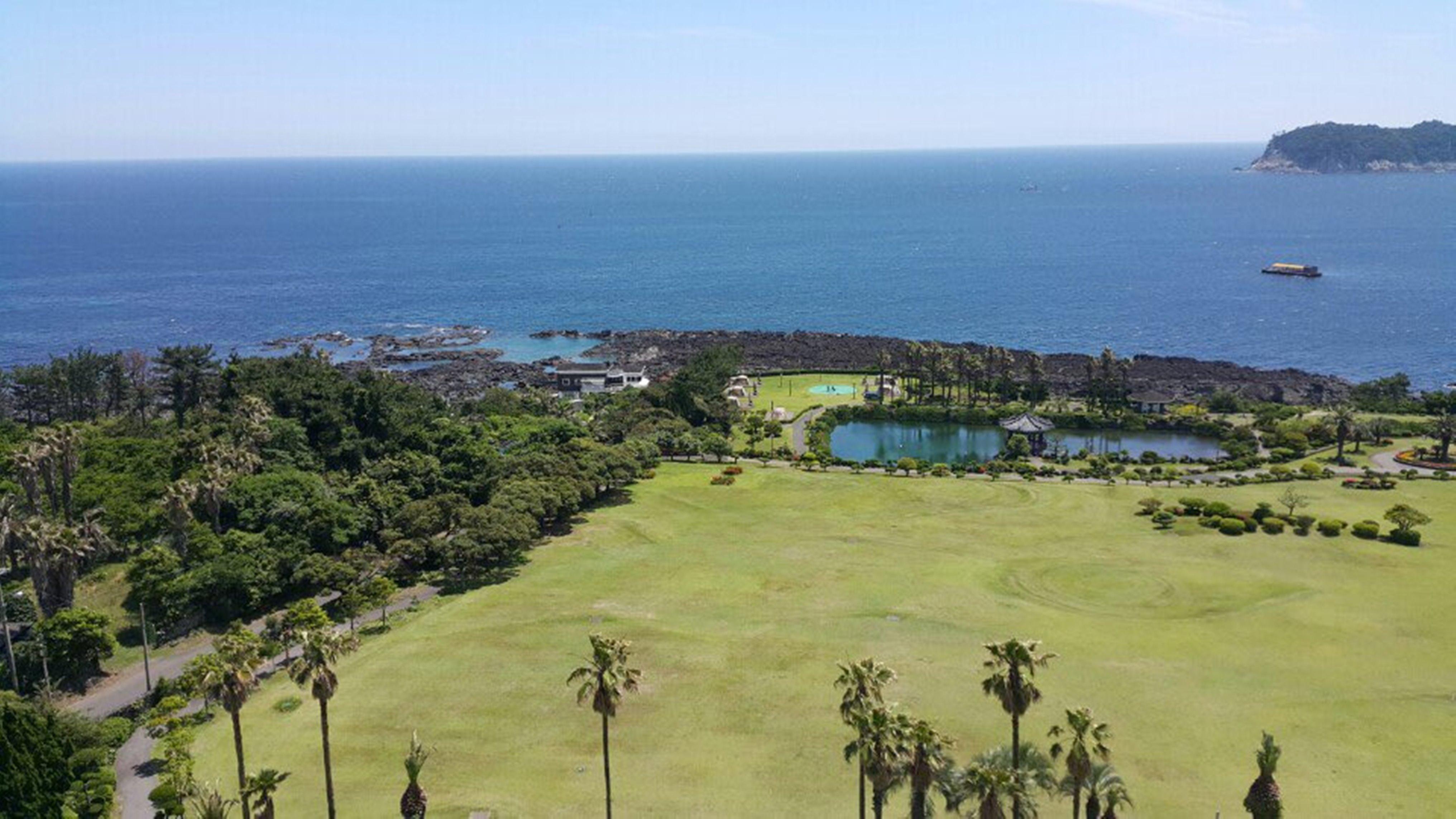 Seogwipo Kal Hotel Exterior photo View of the golf course