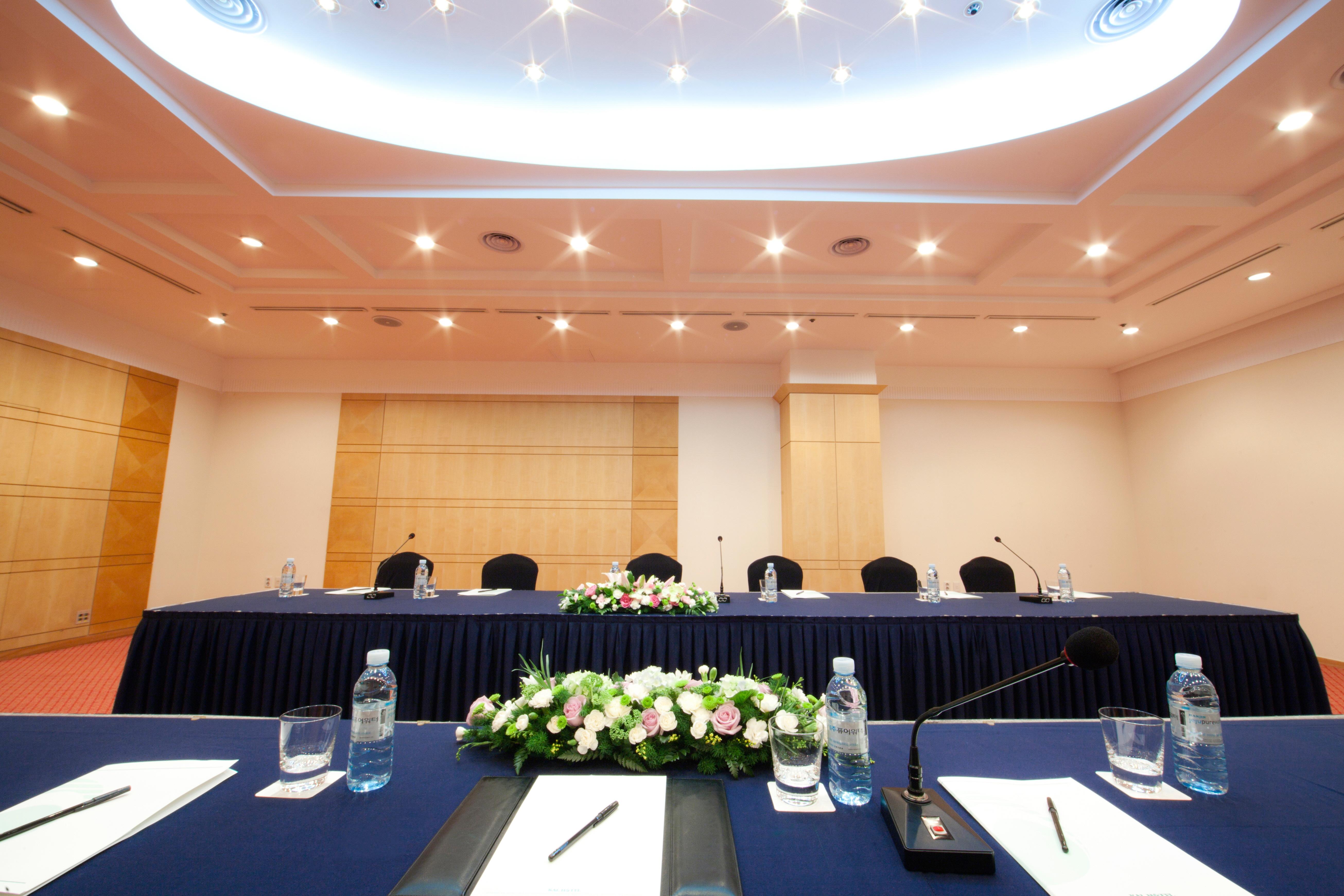 Seogwipo Kal Hotel Exterior photo A meeting room