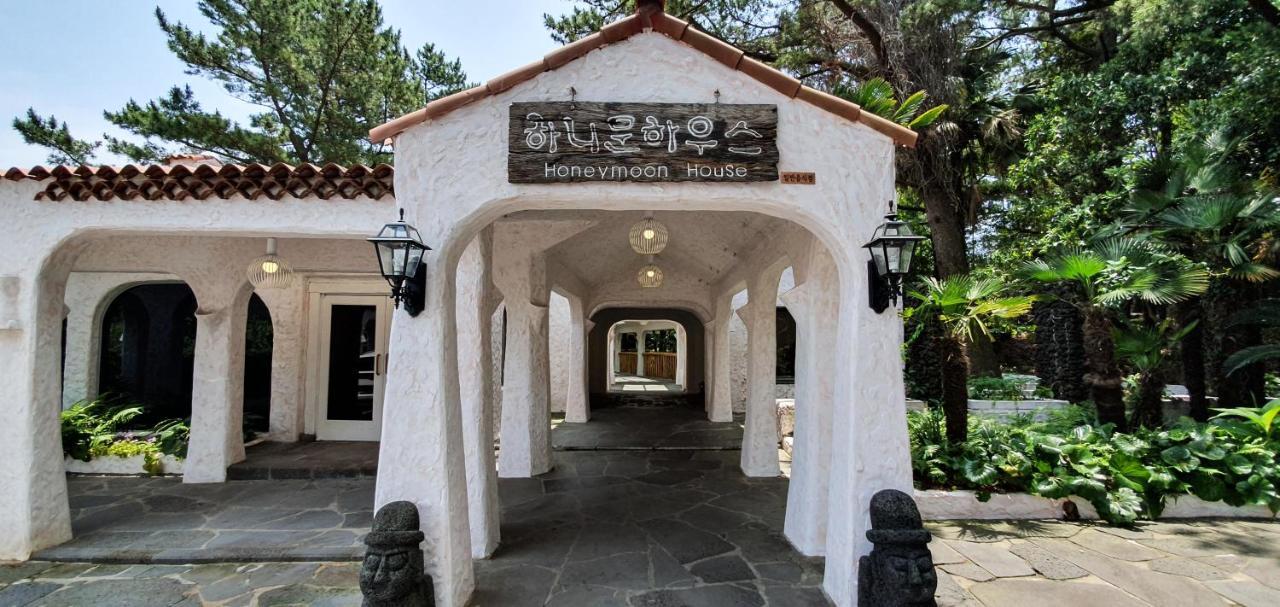Seogwipo Kal Hotel Exterior photo Honeymoon House