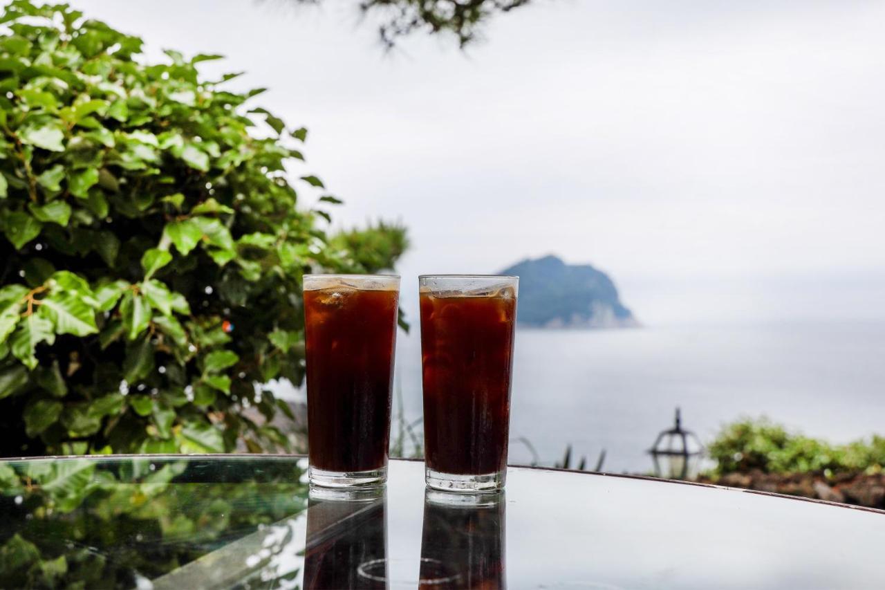 Seogwipo Kal Hotel Exterior photo Two glasses of iced coffee