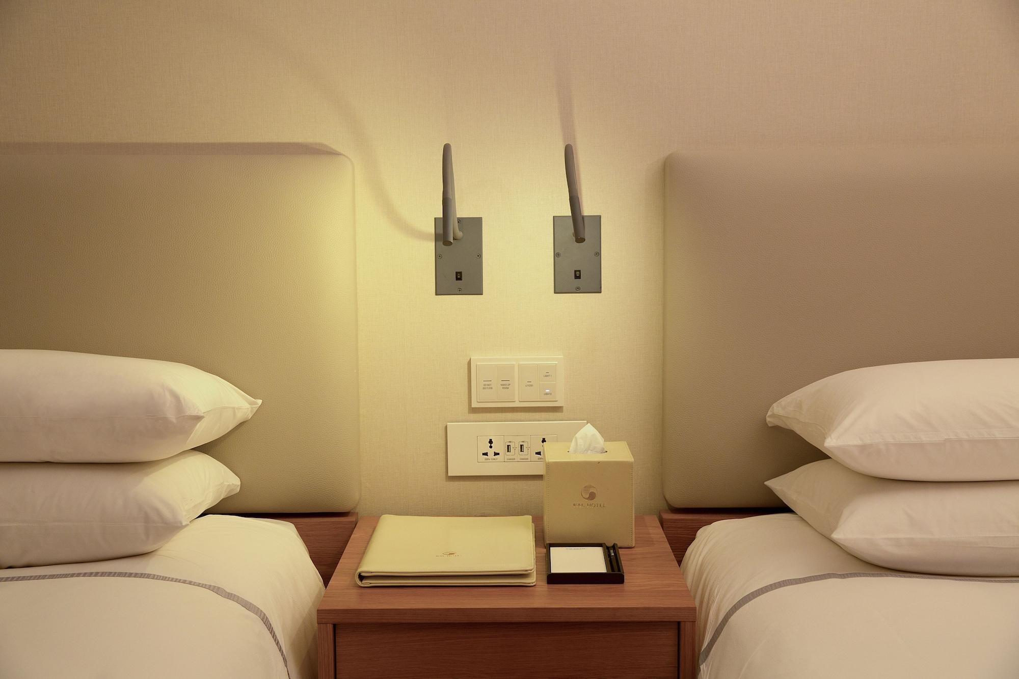 Seogwipo Kal Hotel Exterior photo Wall mounted reading lights