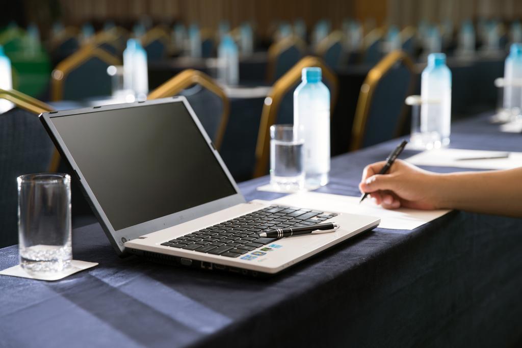 Seogwipo Kal Hotel Exterior photo A laptop at a conference