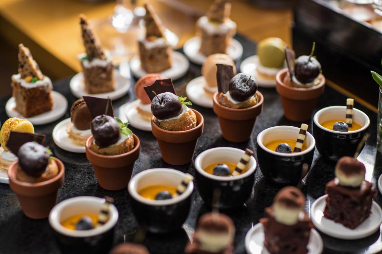 Seogwipo Kal Hotel Exterior photo A selection of desserts