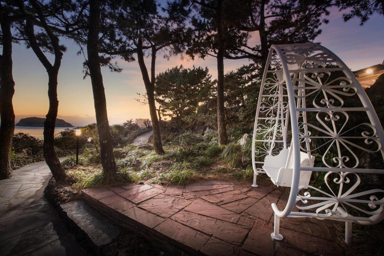Seogwipo Kal Hotel Exterior photo The "Swing of Love"