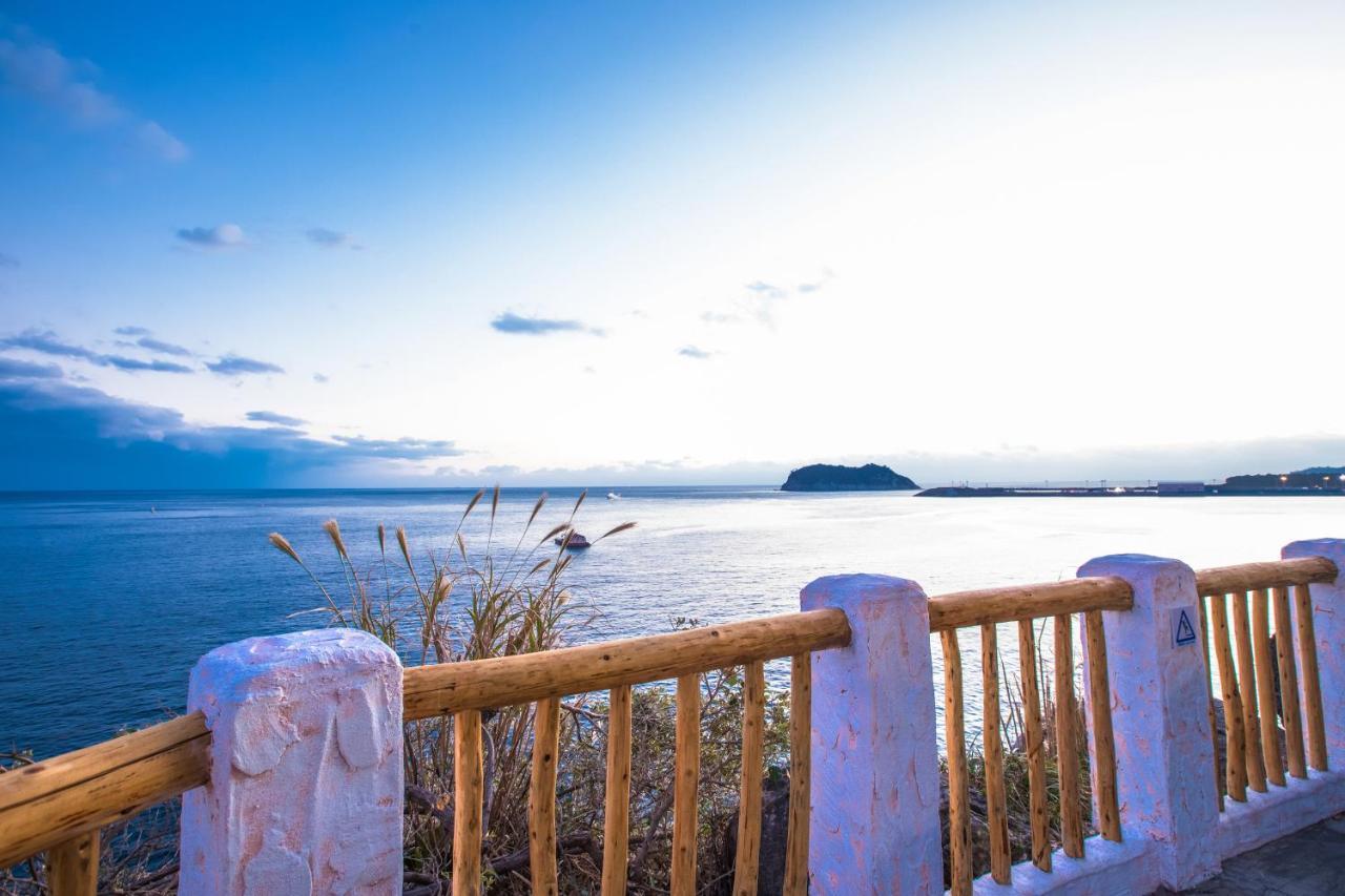 Seogwipo Kal Hotel Exterior photo View of the lake from the shore of the town of Ibatín